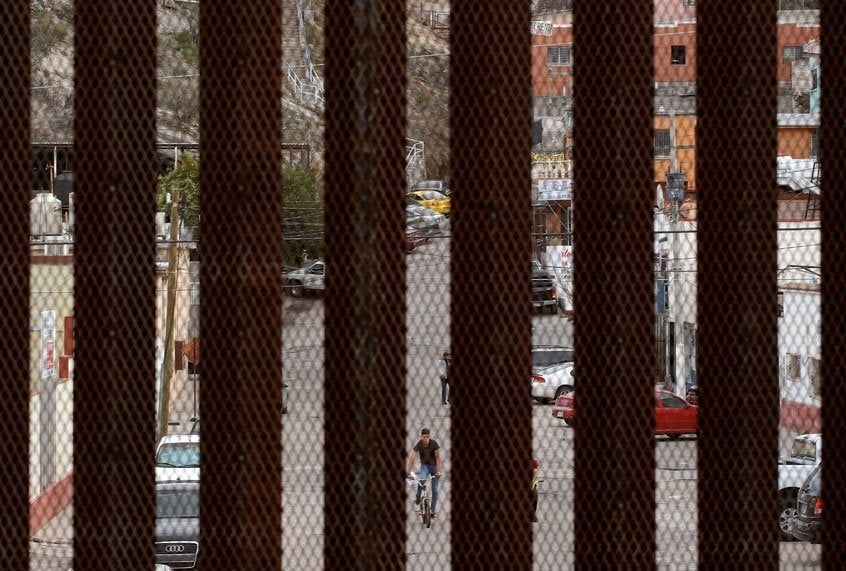 Con herramienta eléctrica atraviesan muro de Trump