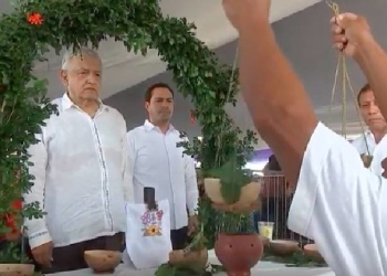 Sacerdotes mayas ‘purifican’ a AMLO en su paso por Yucatán
