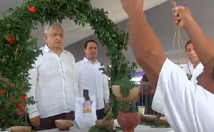 Sacerdotes mayas ‘purifican’ a AMLO en su paso por Yucatán