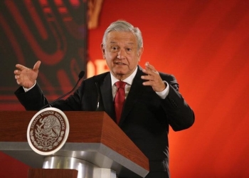AMLO cumple 66 años; le llevan mariachi afuera de Palacio Nacional