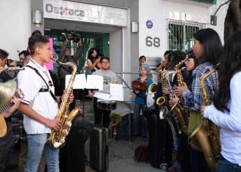 López Obrador promete justicia para saxofonista agredida con ácido