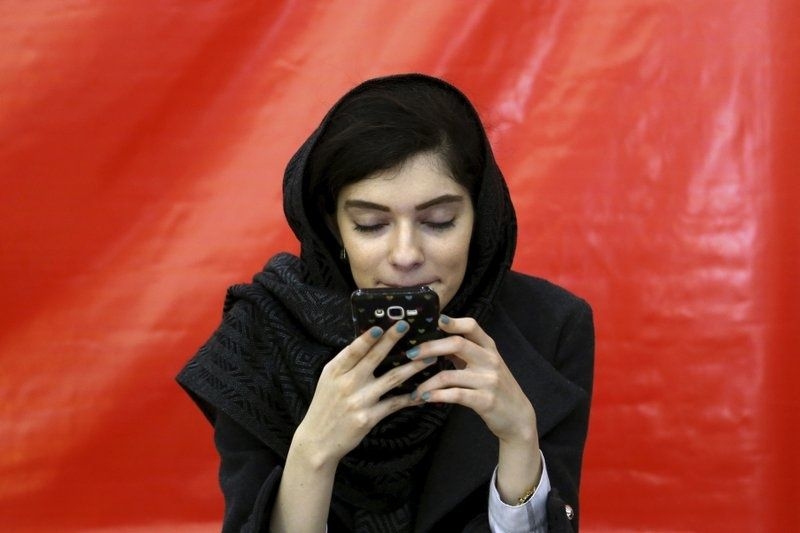 Irán bloquea internet móvil en algunas provincias