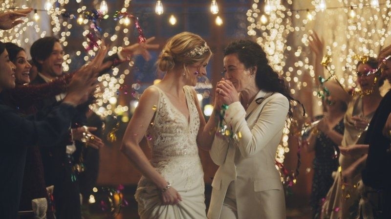 Hallmark es criticada por retirar anuncio de boda gay