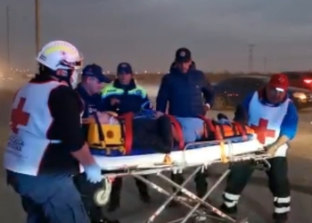 Se estrella motociclista contra camioneta
