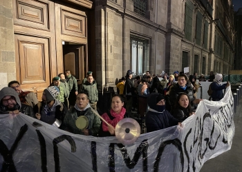 Artistas bloquean paso a Palacio Nacional con manifestación