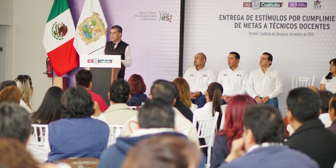 Entregan estímulos a docentes