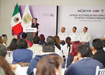 Entregan estímulos a docentes