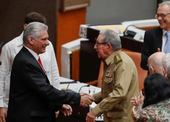Cuba elige a su primer ministro y renueva carteras