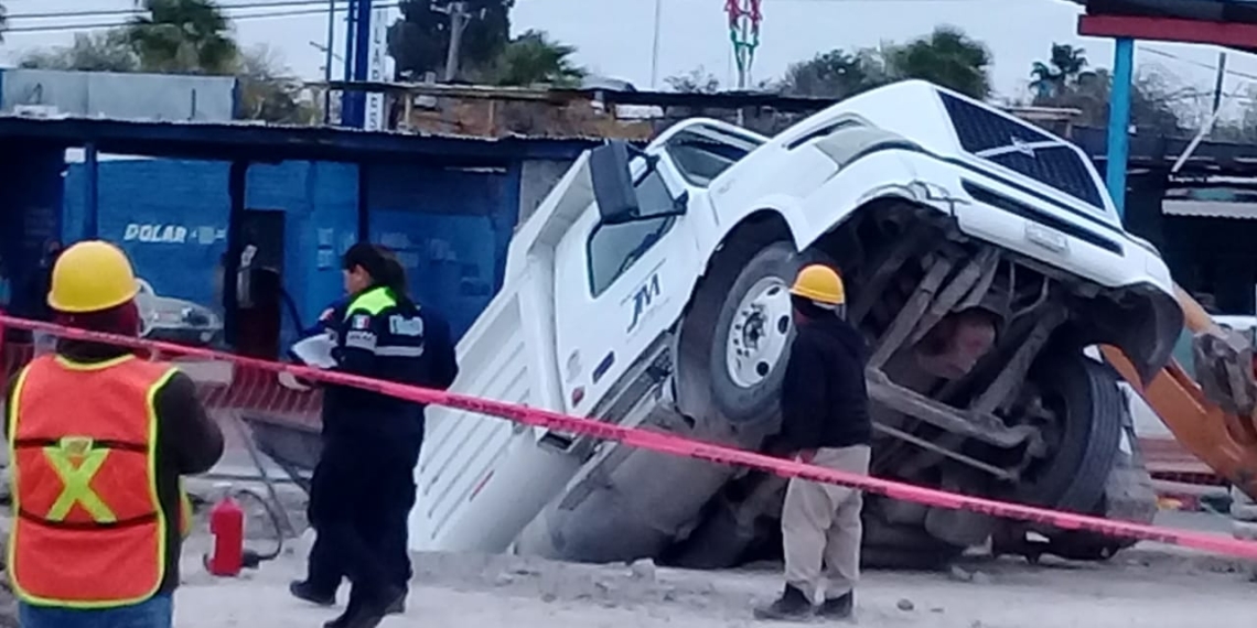 Camión cae a una zanja