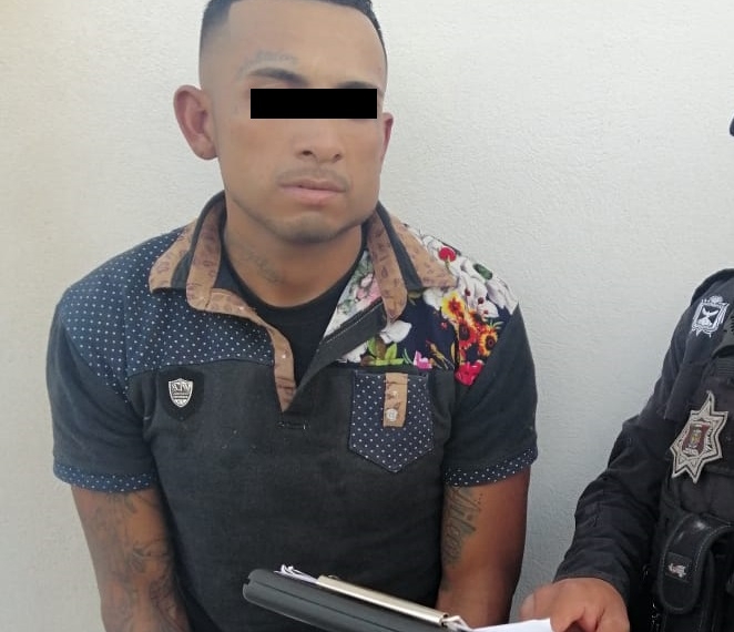Detienen a dos con droga y poncha llantas