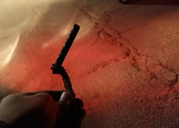 Arrojan poncha llantas y vehículos resultan dañados