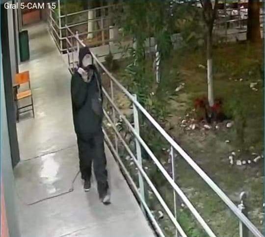 Buscan a sujetos que robaron cámaras en secundaria