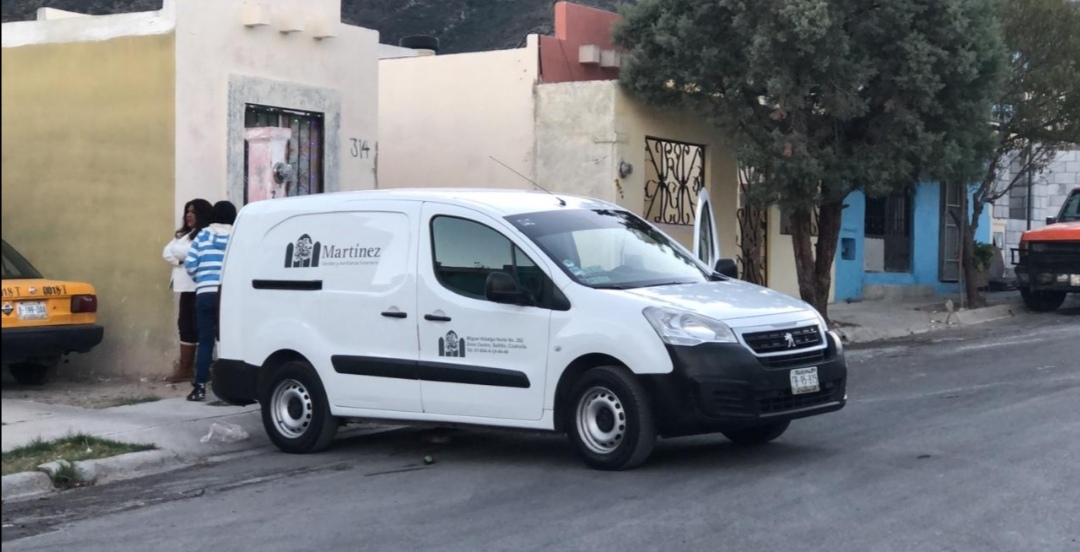 Lo encuentran muerto en el patio de la casa