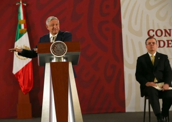 Defiende AMLO a embajador acusado de robar libro