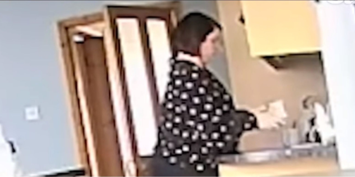 Capta a su mejor amiga robándole dinero en su casa (Video)