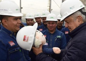 Durante visita a planta de CFE, obreros regalan peluche a AMLO