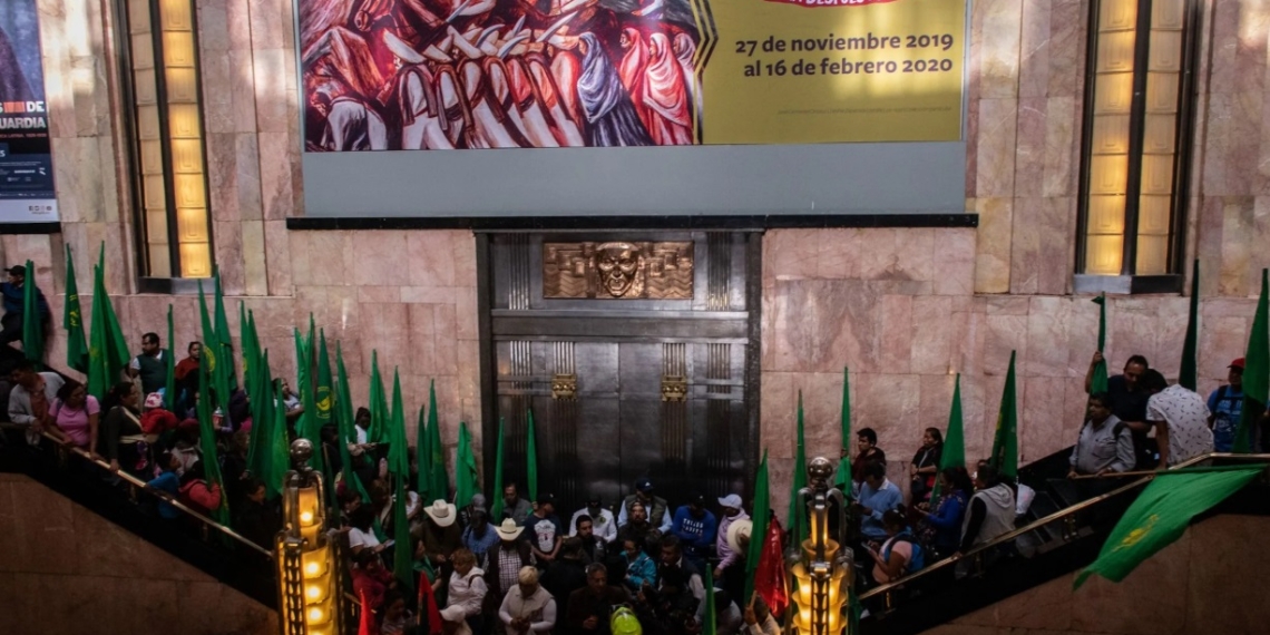 Campesinos amenazan con reanudar protesta en Bellas Artes por pintura de Zapata