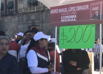 Venden libro de AMLO a $200 en evento por primer año de gobierno