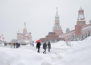 Moscú utiliza nieve artificial para blanquear centro en vísperas de Año Nuevo