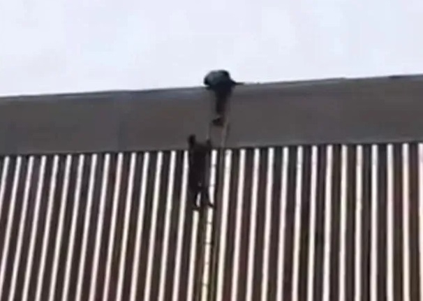 Migrante burla el nuevo muro de Donald Trump (Video)
