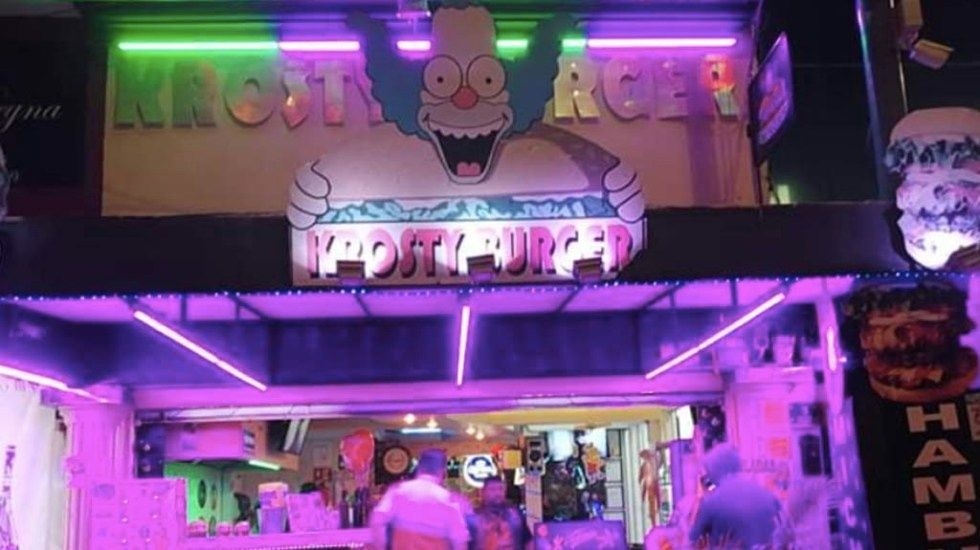 Balean a edecán que se negó a bailar con un cliente de un restaurante