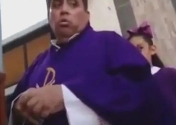 Sacerdote acusado de abuso sexual regaña a niña con groserías en misa (Video)