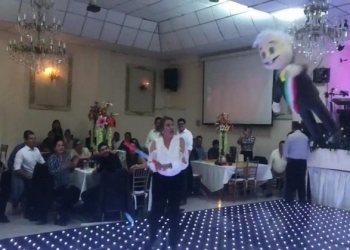 PRD celebra posada rompiendo piñata de AMLO