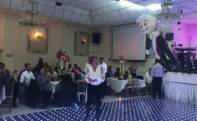 PRD celebra posada rompiendo piñata de AMLO
