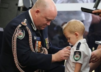 Condecoran a bebé de 19 meses; su padre era bombero y murió en los incendios de Australia