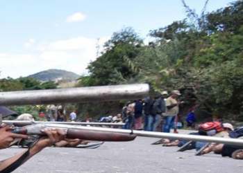 Ante ausencia de autoridades, niños se alzan en armas tras masacre