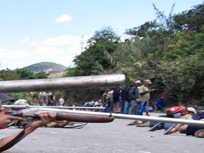 Ante ausencia de autoridades, niños se alzan en armas tras masacre