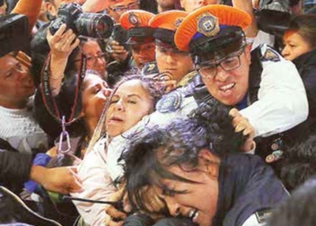 Golpean a familiares de niños con cáncer; se enfrentan con policías en el aeropuerto