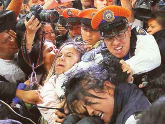 Golpean a familiares de niños con cáncer; se enfrentan con policías en el aeropuerto
