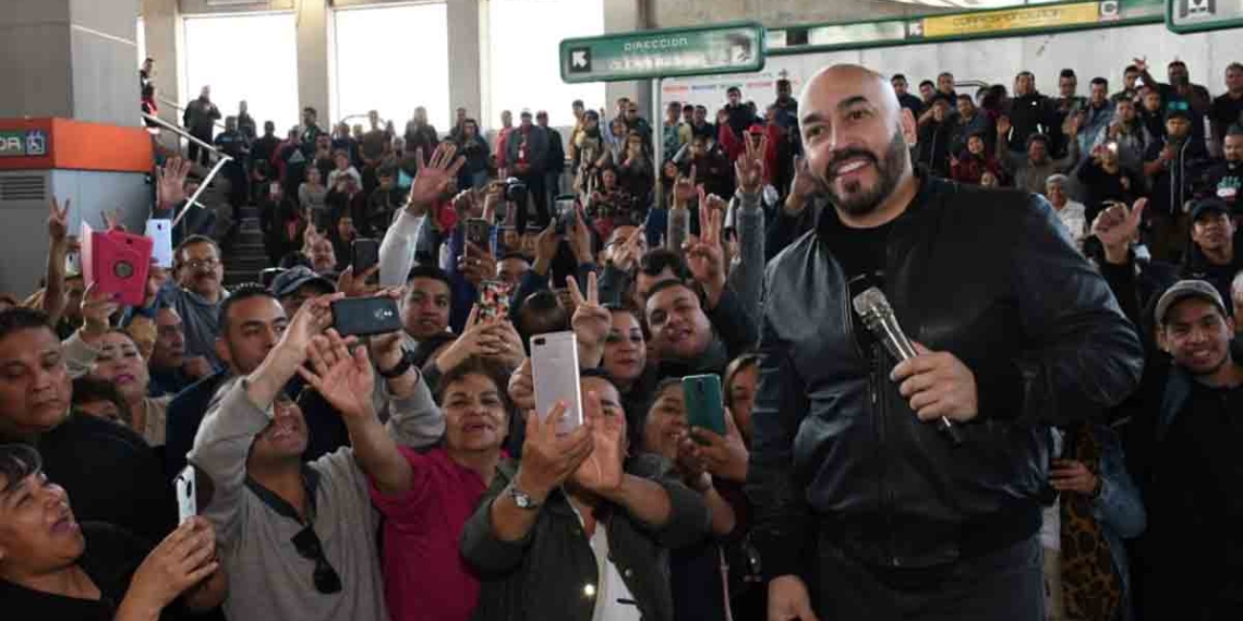 Lupillo canta en el Metro de CDMX y usuarios quedan fascinados
