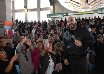 Lupillo canta en el Metro de CDMX y usuarios quedan fascinados