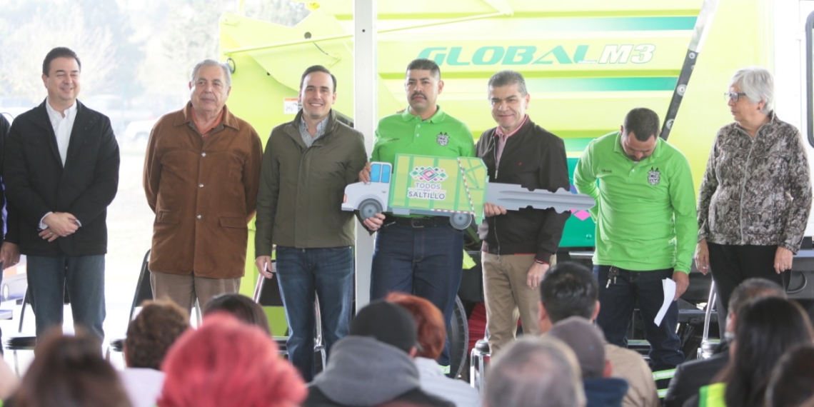 Entregan seis camiones recolectores de basura en Saltillo