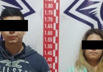 Policías sorprenden a pareja sosteniendo relaciones en vehículo