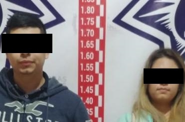 Policías sorprenden a pareja sosteniendo relaciones en vehículo