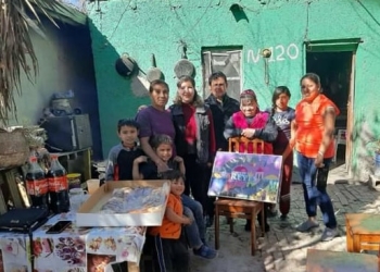 Integrantes de Morena reparten rosca en colonias