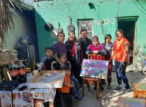 Integrantes de Morena reparten rosca en colonias