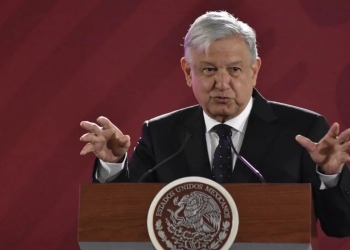 Enfermeras le gritan ‘hoy, hoy, hoy’ a AMLO y responde ‘no soy Fox’