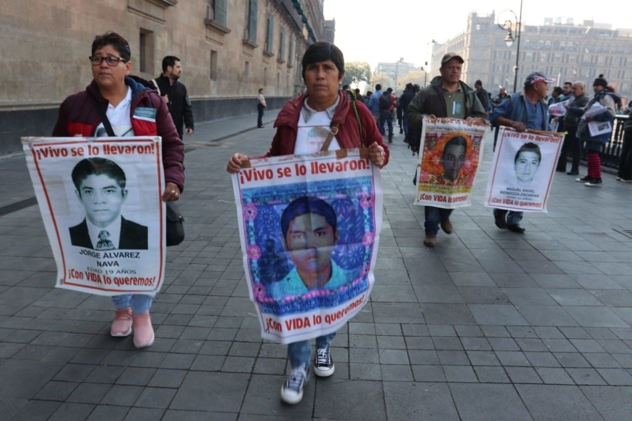 AMLO recibe a padres de los 43 normalistas de Ayotzinapa