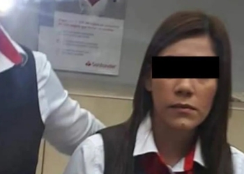 Asaltan a un hombre al salir del banco; acusa a la cajera de ser cómplice (Video)