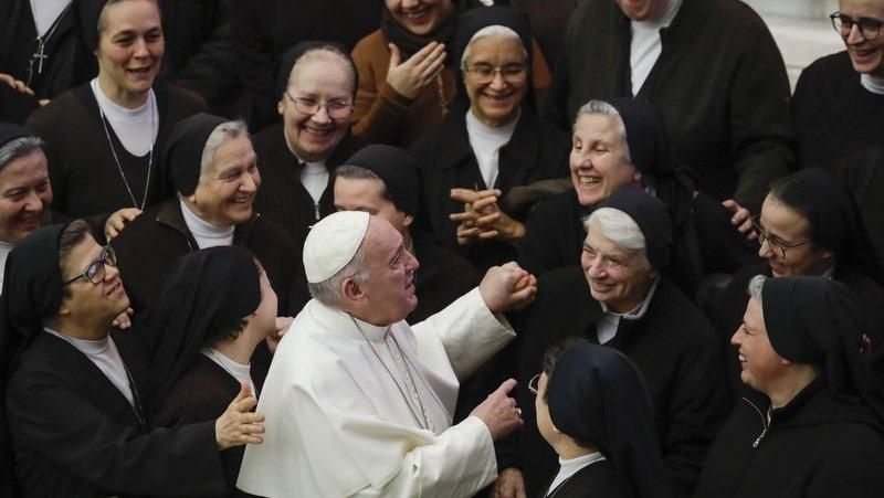 Designan mujer a puesto jerárquico en el Vaticano