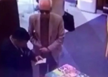 Ahora acusan de abuso sexual a ex embajador que robó un libro