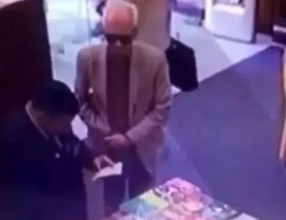 Ahora acusan de abuso sexual a ex embajador que robó un libro