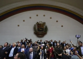 Retoma Guaidó control del Congreso venezolano
