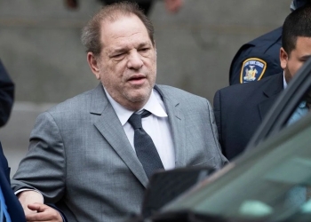 Le cantan ‘Un violador en tu camino’ a Harvey Weinstein