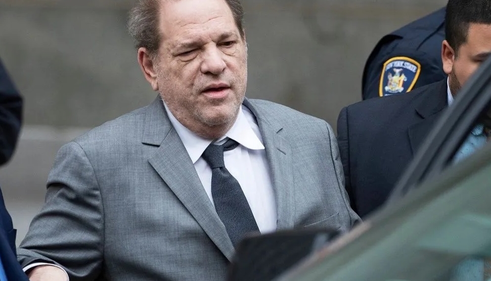 Le cantan ‘Un violador en tu camino’ a Harvey Weinstein