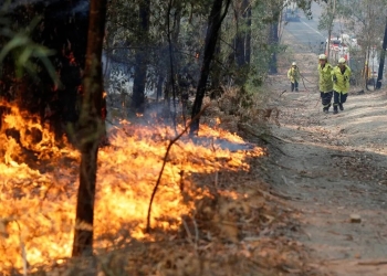 Vientos avivan incendios y Australia se prepara para lo peor